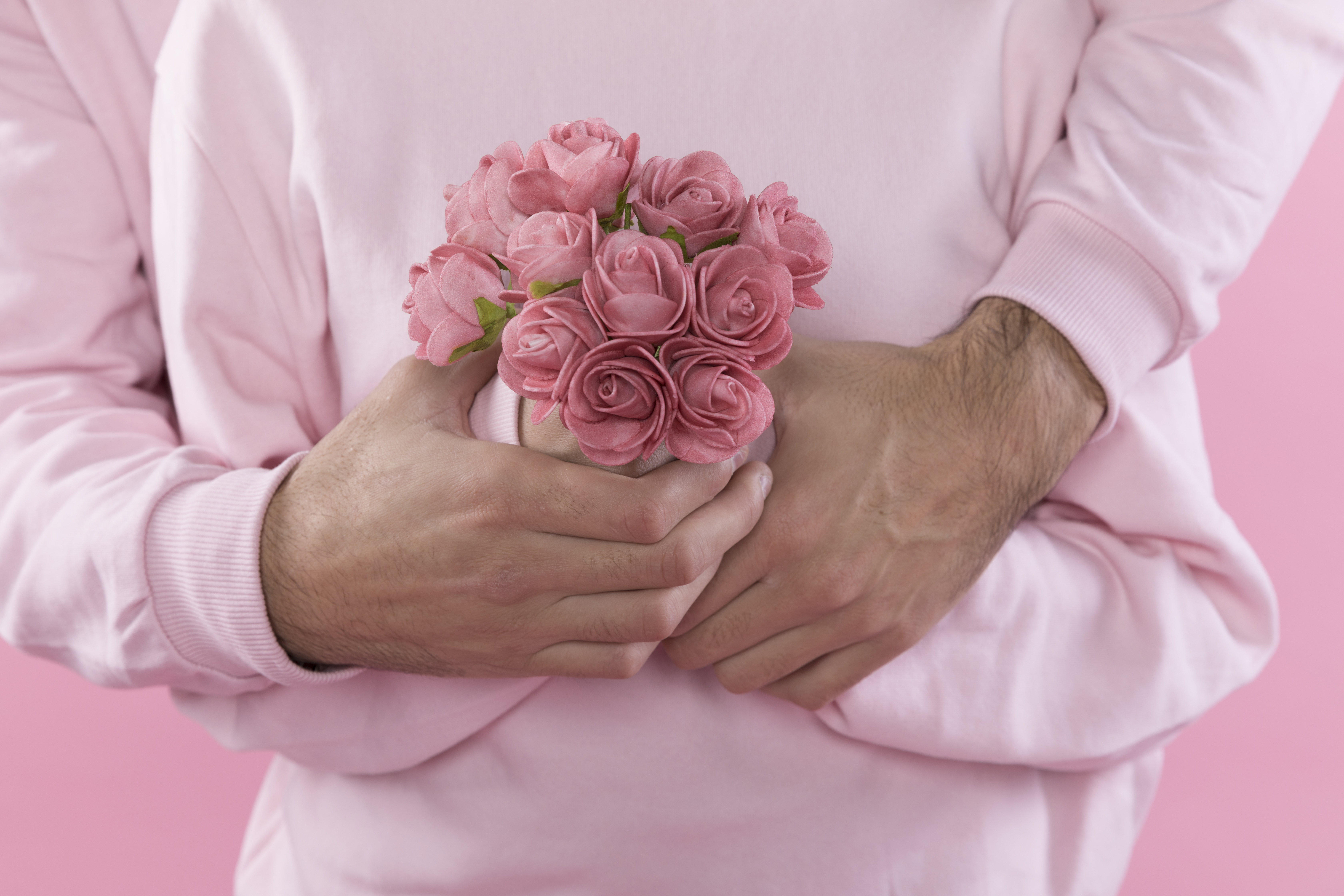 homme etreignant femme tenue bouquet fleurs