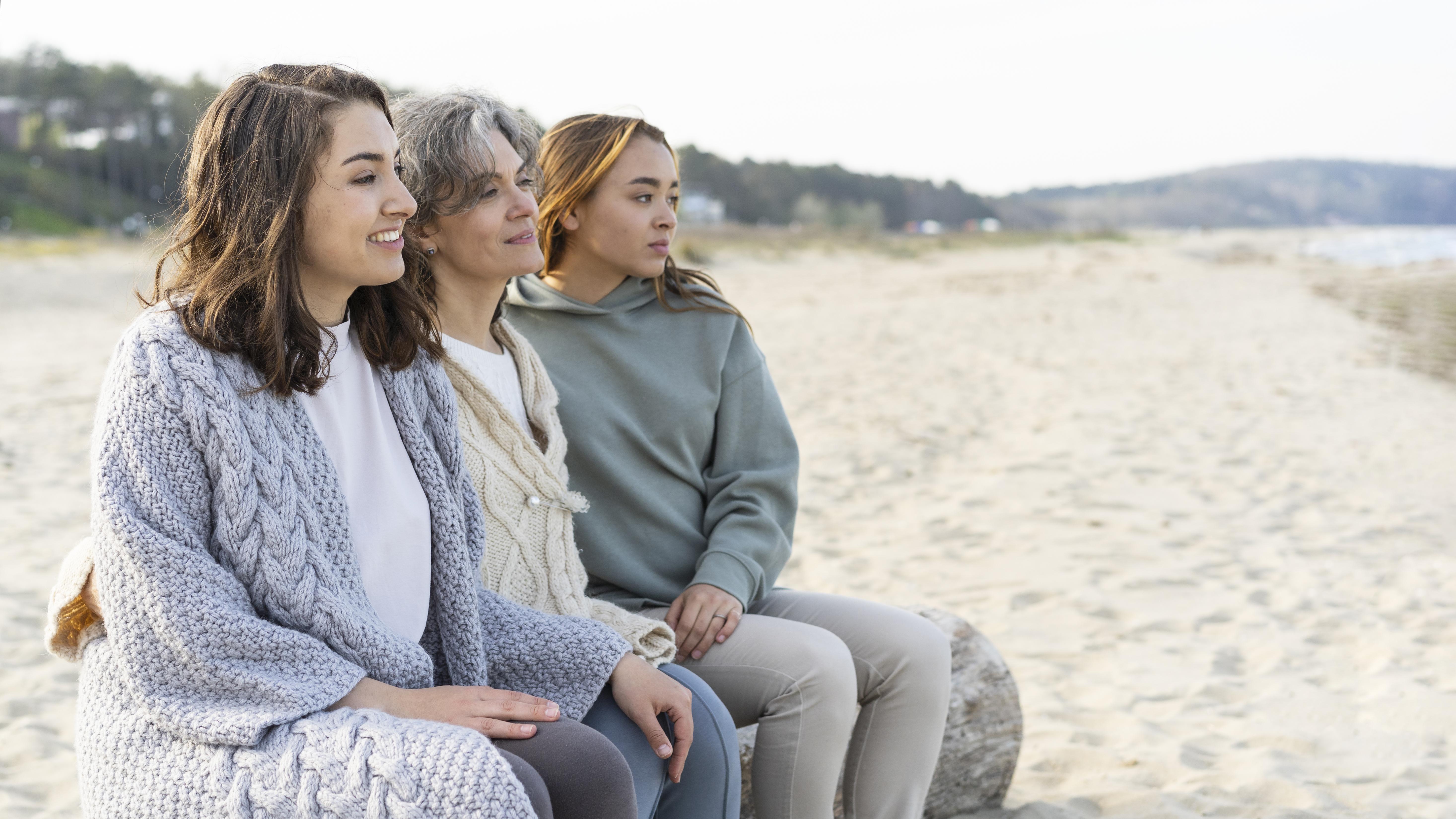 mere passant du temps a la plage avec ses deux filles